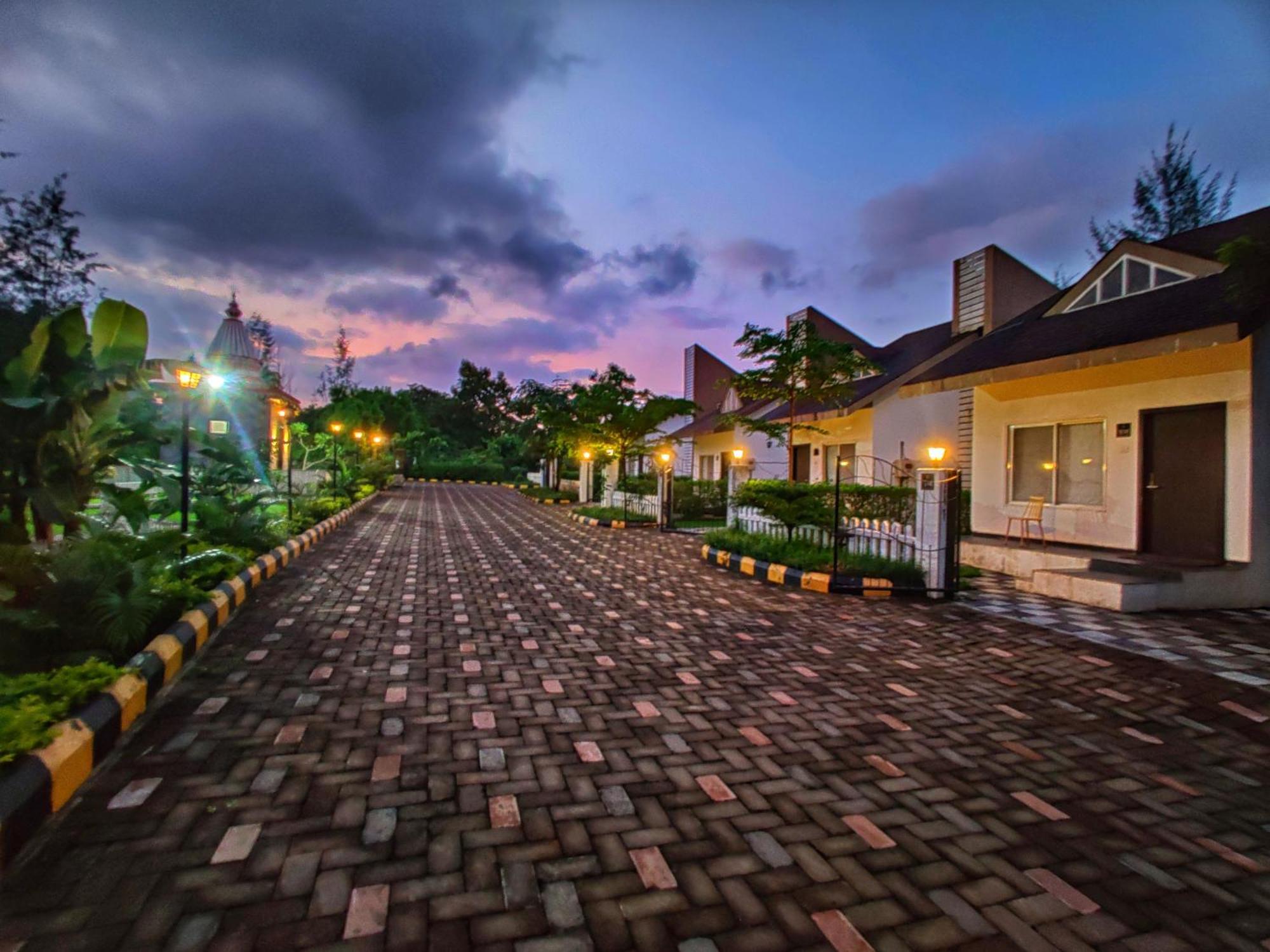 Pushpam Sanskruti Resort Karjat - A Pure Veg Resort Dhamni Kültér fotó